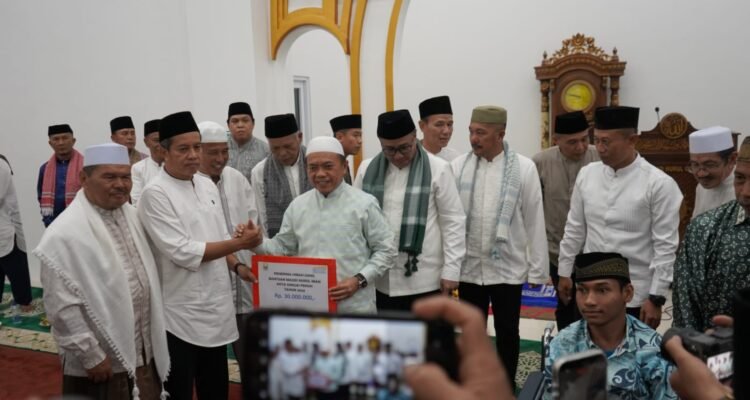 Gubernur Jambi Al Haris menyerahkan bantuan kepada pengurus masjid usai Safari Ramadhan di Kota Sungai Penuh