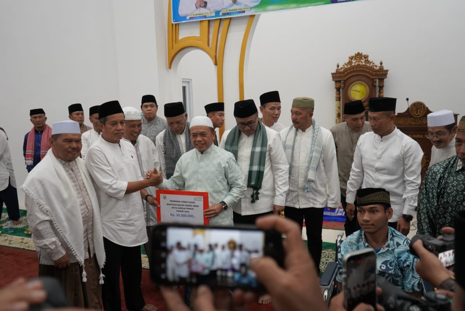 Gubernur Jambi Al Haris menyerahkan bantuan kepada pengurus masjid usai Safari Ramadhan di Kota Sungai Penuh