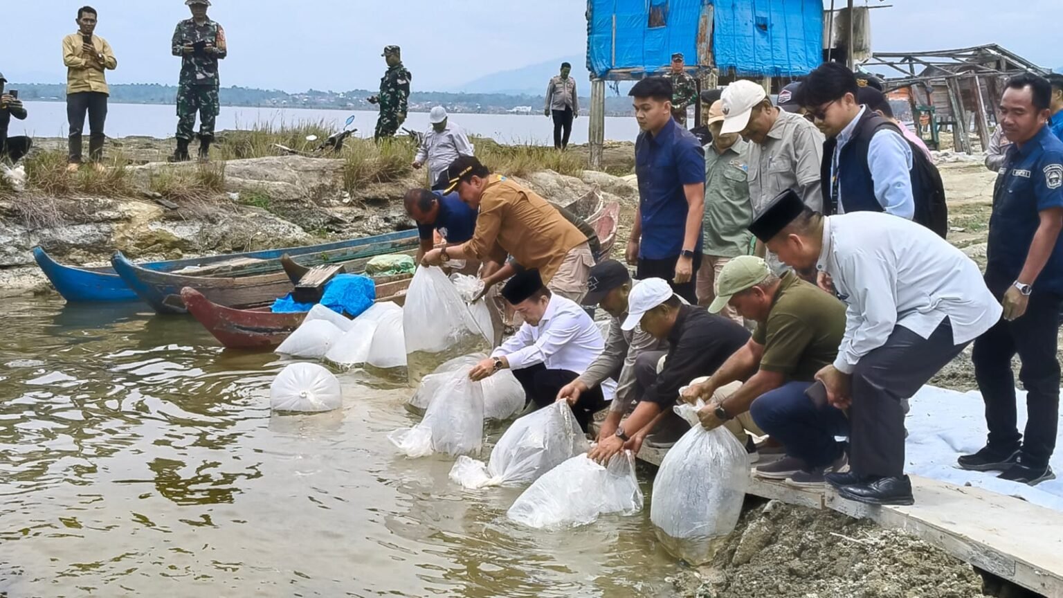 Gubernur Jambi Al Haris menebar puluhan ribu benih ikan di kawasan Danau Kerinci dan Sungai Batang Merao