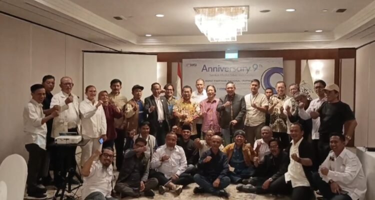 Ketua umum dan pengurus pusat bersama ketua SMSI provinsi se Indonesia foto bersama usai Rapimnas