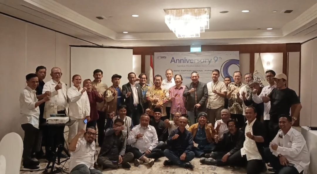 Ketua umum dan pengurus pusat bersama ketua SMSI provinsi se Indonesia foto bersama usai Rapimnas