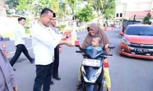 Dirreskrimsus Polda Jambi Kombes Pol Taufik Nurmandia menyerahkan takjil kepada warga yang melintas