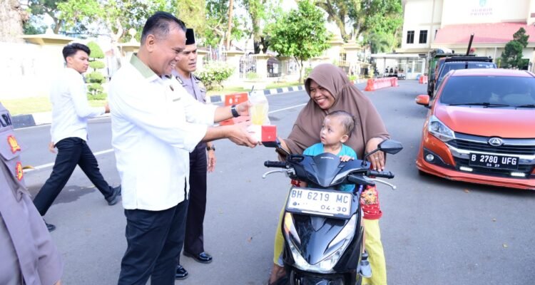 Berbagi takjil Dirreskrimsus Polda Jambi Kombes Pol Taufik Nurmandia menyerahkan takjil kepada warga yang melintas
