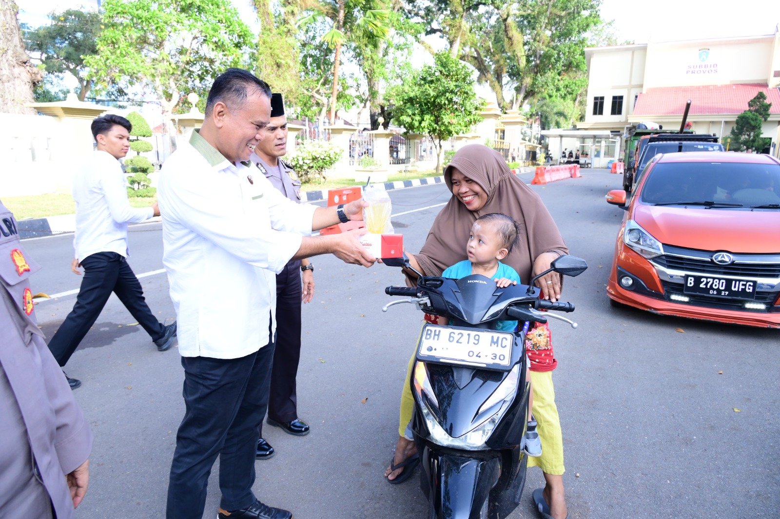 Dirreskrimsus Polda Jambi Kombes Pol Taufik Nurmandia menyerahkan takjil kepada warga yang melintas