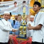 Gubernur Jambi Al Haris menyerahkan tropy kepada pemenang lomba Semarak Ramadhan 1447 Hijriah
