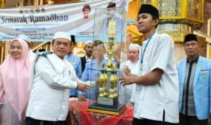 Gubernur Jambi Al Haris menyerahkan tropy kepada pemenang lomba Semarak Ramadhan 1447 Hijriah