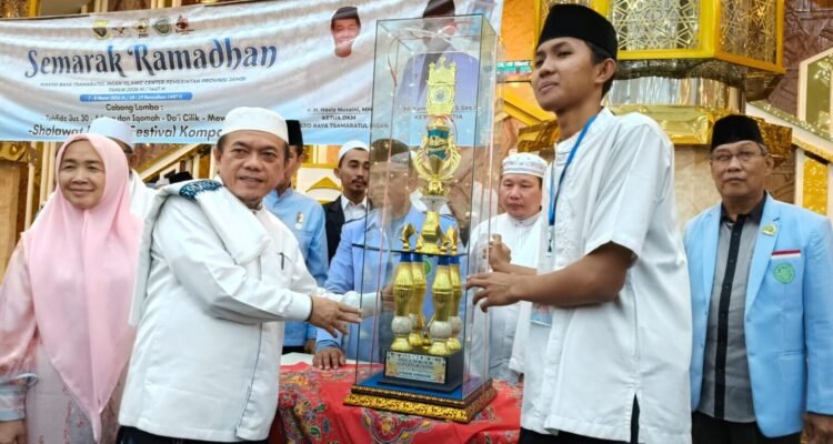 Gubernur Jambi Al Haris menyerahkan tropy kepada pemenang lomba Semarak Ramadhan 1447 Hijriah