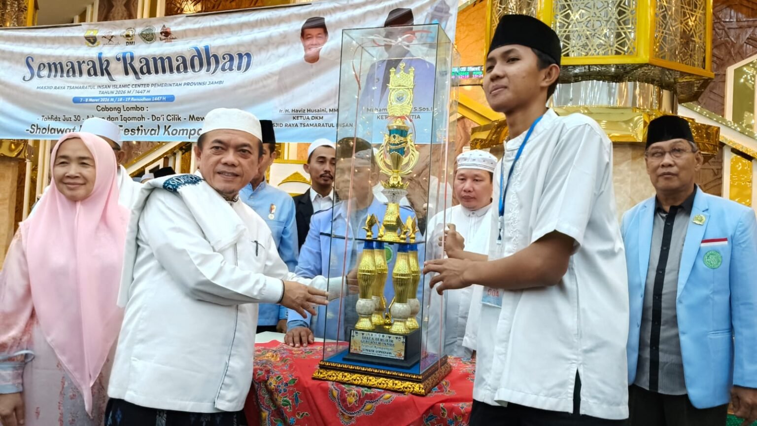 Gubernur Jambi Al Haris menyerahkan tropy kepada pemenang lomba Semarak Ramadhan 1447 Hijriah