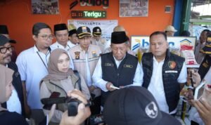 Wakil Gubernur Jambi Abdullah Sani bersama tim Bapanas RI dan Dirreskrimsus Polda Jambi Kombes Pol. Taufik Nurmandia, meninjau stok dan harga pangan di Pasar Angso Duo