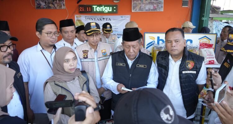 Wakil Gubernur Jambi Abdullah Sani bersama tim Bapanas RI dan Dirreskrimsus Polda Jambi Kombes Pol. Taufik Nurmandia, meninjau stok dan harga pangan di Pasar Angso Duo