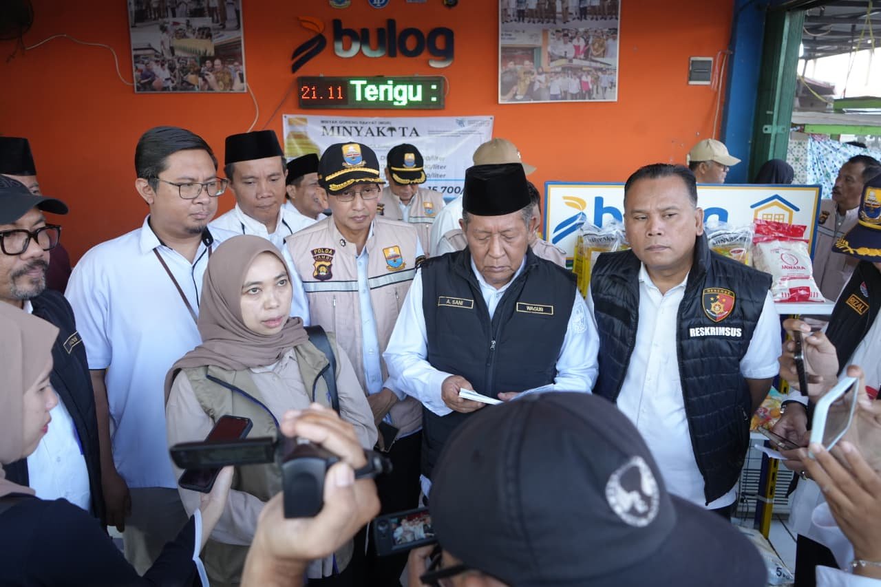 Wakil Gubernur Jambi Abdullah Sani bersama tim Bapanas RI dan Dirreskrimsus Polda Jambi Kombes Pol. Taufik Nurmandia, meninjau stok dan harga pangan di Pasar Angso Duo