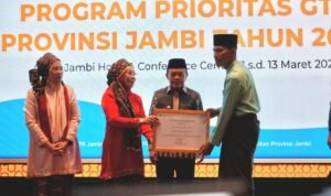 Direktur Jenderal Guru, Tenaga Kependidikan, dan Pendidikan Guru (GTKPG), Nunuk Suryani bersama Gubernur Jambi Al Haris menyerahkan piagam oenghargaan kepada peserta rapat koordinasi program prioritas GTK