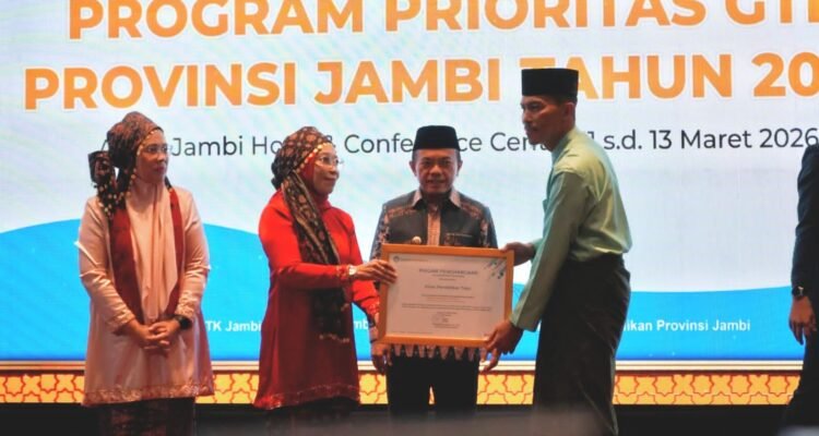 Direktur Jenderal Guru, Tenaga Kependidikan, dan Pendidikan Guru (GTKPG), Nunuk Suryani bersama Gubernur Jambi Al Haris menyerahkan piagam oenghargaan kepada peserta rapat koordinasi program prioritas GTK