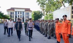 Kapolda Jambi Irjen Pol. Krisno H. Siregar memeriksa kesiapan personel yang terlibat Operasi Ketupat 2026 sebagai bentuk kesiapan pengamanan Idul Fitri 1447 Hijriah