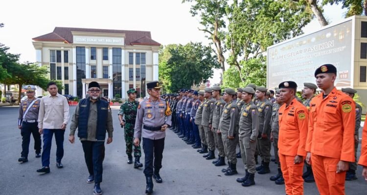 Kapolda Jambi Irjen Pol. Krisno H. Siregar memeriksa kesiapan personel yang terlibat Operasi Ketupat 2026 sebagai bentuk kesiapan pengamanan Idul Fitri 1447 Hijriah