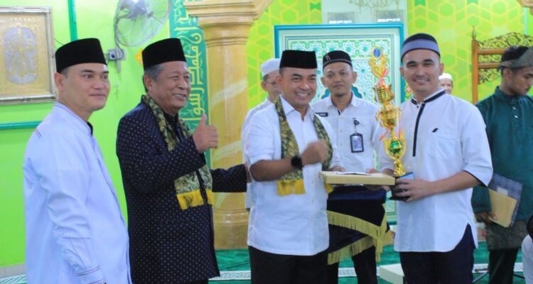 Wakil Gubernur Jambi, Abdullah Sani saat menutup kegiatan pesantren kilat (Sanlat) Ramadhan di Lembaga Pemasyarakatan Kelas IIA Jambi