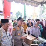 Wakapolda Jambi Brigjen Pol. B. Ali bersama Wakil Gubernur Jambi H. Abdullah Sani, Danrem 042/Garuda Putih Jambi Kolonel Infantri Nyamin memantau kegiatan Gerakan Pangan Murah Polda Jambi