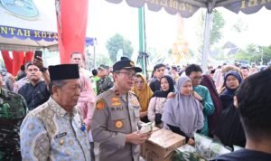 Wakapolda Jambi Brigjen Pol. B. Ali bersama Wakil Gubernur Jambi H. Abdullah Sani, Danrem 042/Garuda Putih Jambi Kolonel Infantri Nyamin memantau kegiatan Gerakan Pangan Murah Polda Jambi