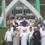 Gubernur Jambi Al Haris bersama Wakil Gubernur Abdullah Sani foto bersama pengurus Pondok Pesantren Darul Arifin usai kegiatan Qiamul Lai