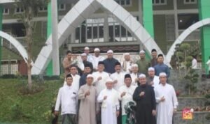 Gubernur Jambi Al Haris bersama Wakil Gubernur Abdullah Sani foto bersama pengurus Pondok Pesantren Darul Arifin usai kegiatan Qiamul Lai