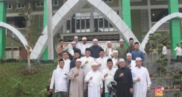 Gubernur Jambi Al Haris bersama Wakil Gubernur Abdullah Sani foto bersama pengurus Pondok Pesantren Darul Arifin usai kegiatan Qiamul Lai