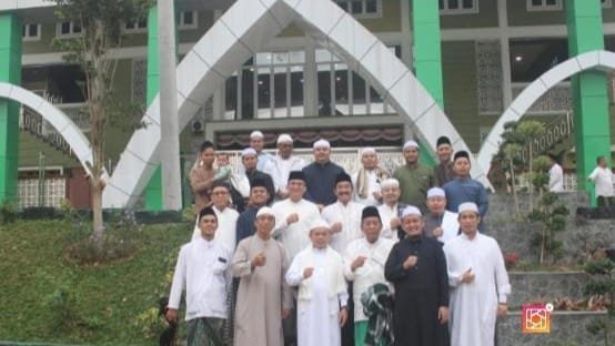 Gubernur Jambi Al Haris bersama Wakil Gubernur Abdullah Sani foto bersama pengurus Pondok Pesantren Darul Arifin usai kegiatan Qiamul Lai