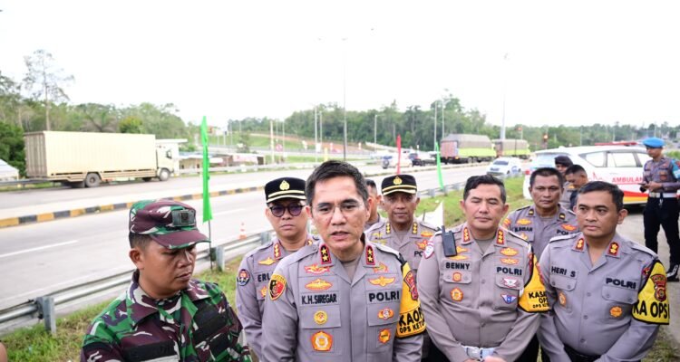 Kapolda Jambi Irjen Pol. Krisno H. Siregar melakukan pengecekan sejumlah jalur strategis, mulai dari ruas Tol Jambi–Palembang hingga Pos Pelayanan di Mestong, Kabupaten Muaro Jambi