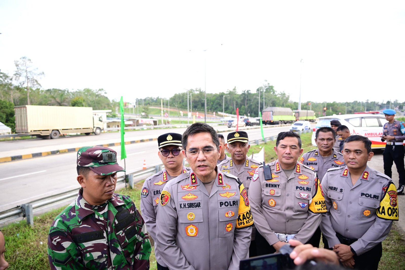Kapolda Jambi Irjen Pol. Krisno H. Siregar melakukan pengecekan sejumlah jalur strategis, mulai dari ruas Tol Jambi–Palembang hingga Pos Pelayanan di Mestong, Kabupaten Muaro Jambi