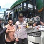 Kapolda Jambi Irjen Pol. Krisno H. Siregar memeriksa bus yang akan mengangkut peserta Mudik Presisi dengan tujuan Pulau Jawa