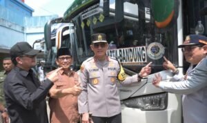 Kapolda Jambi Irjen Pol. Krisno H. Siregar memeriksa bus yang akan mengangkut peserta Mudik Presisi dengan tujuan Pulau Jawa