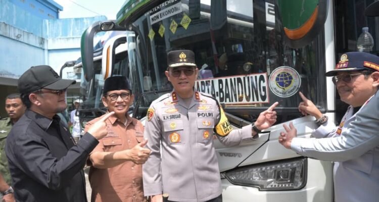 Kapolda Jambi Irjen Pol. Krisno H. Siregar memeriksa bus yang akan mengangkut peserta Mudik Presisi dengan tujuan Pulau Jawa
