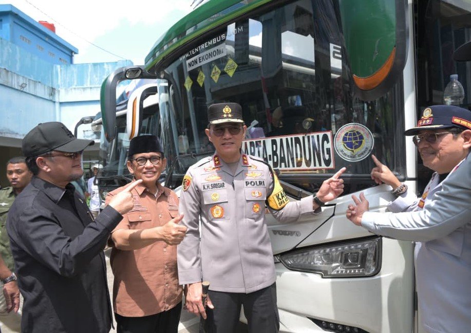 Kapolda Jambi Irjen Pol. Krisno H. Siregar memeriksa bus yang akan mengangkut peserta Mudik Presisi dengan tujuan Pulau Jawa