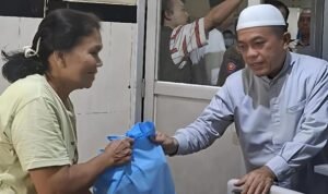 Gubernur Jambi Al Haris memberikan tali asih kepada pasien RSUD Raden Mattaher