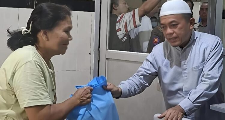 Gubernur Jambi Al Haris memberikan tali asih kepada pasien RSUD Raden Mattaher