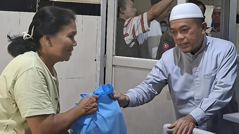 Gubernur Jambi Al Haris memberikan tali asih kepada pasien RSUD Raden Mattaher