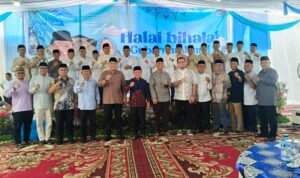 Halal Bihalal Gubernur Jambi Al Haris foto bersama kepala daerah wilayah barat dan warga di momen halal bihalal Hari Raya Idul Fitri 1447 Hijriah