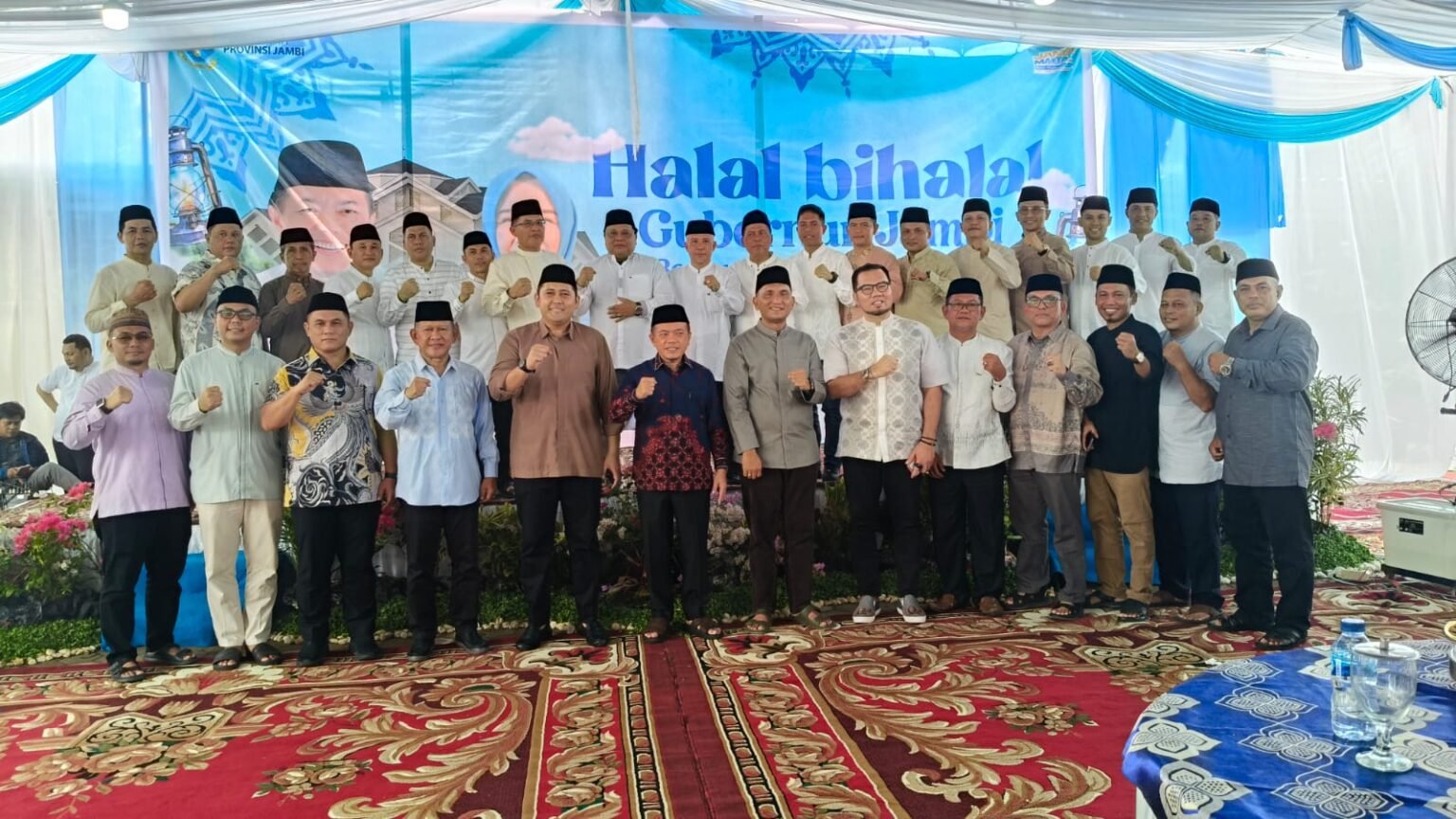 Gubernur Jambi Al Haris foto bersama kepala daerah wilayah barat dan warga di momen halal bihalal Hari Raya Idul Fitri 1447 Hijriah