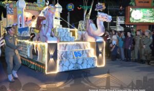 Pawai kendaraan hias Kendaraan hias yang menyemarakkan Festival Pawai Kendaraan Hias Kota Jambi di.moment Malam Takbiran Lebaran Bahagia