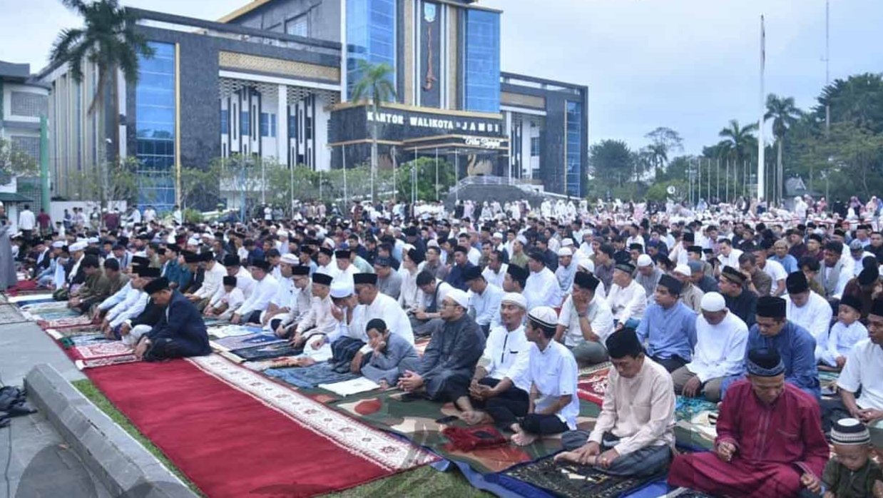 Suasana Salat Idul Fitri 1447 Hijriah di lapangan kantor Wali Kota Jambi