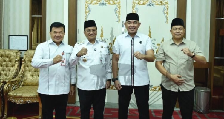 Wali Kota Jambi Maulana saat menerima kunjungan kerja Bupati Tanah Laut, Provinsi Kalimantan Selatan, Rahmat Trianto