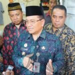 Wali Kota Jambi Maulana usai menyambangi kediaman warga di Kelurahan Bakung Jaya, Kecamatan Paal Merah dan memberikan bantuan kursi roda, serta paket sembako