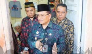 Wali Kota Jambi Maulana usai menyambangi kediaman warga di Kelurahan Bakung Jaya, Kecamatan Paal Merah dan memberikan bantuan kursi roda, serta paket sembako