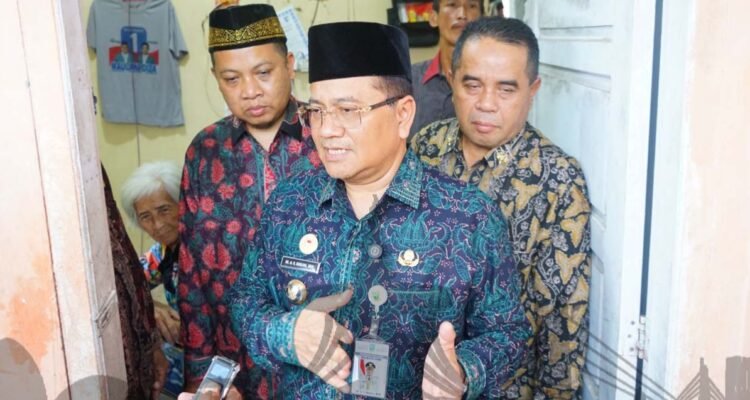 Wali Kota Jambi Maulana usai menyambangi kediaman warga di Kelurahan Bakung Jaya, Kecamatan Paal Merah dan memberikan bantuan kursi roda, serta paket sembako