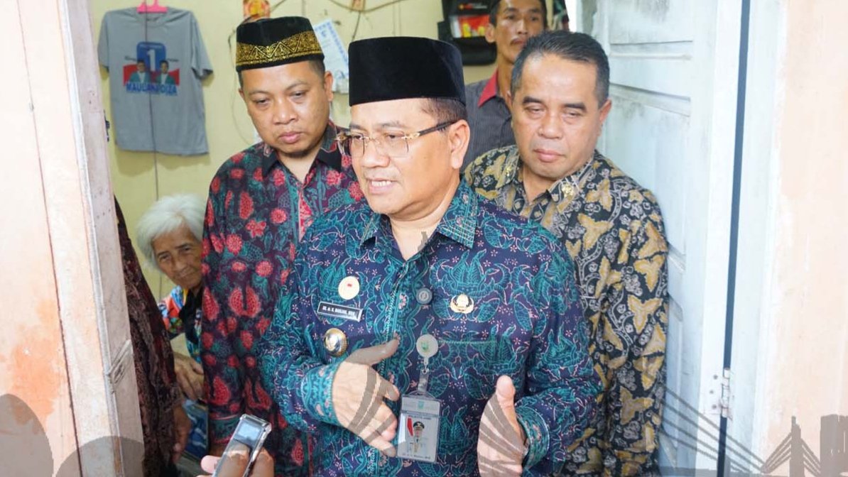 Wali Kota Jambi Maulana usai menyambangi kediaman warga di Kelurahan Bakung Jaya, Kecamatan Paal Merah dan memberikan bantuan kursi roda, serta paket sembako