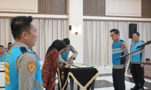 Kapolda Jambi Irjen Pol. Krisno Halomoan Siregar saat memimpin pengambilan sumpah dan penandatangan pakta integritas penerimaan anggota Polri