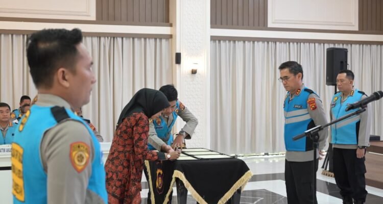 Kapolda Jambi Irjen Pol. Krisno Halomoan Siregar saat memimpin pengambilan sumpah dan penandatangan pakta integritas penerimaan anggota Polri