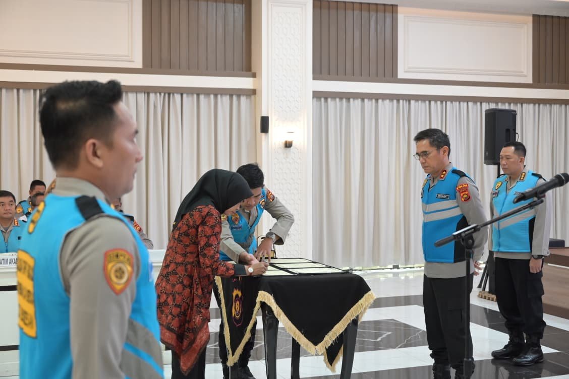 Kapolda Jambi Irjen Pol. Krisno Halomoan Siregar saat memimpin pengambilan sumpah dan penandatangan pakta integritas penerimaan anggota Polri