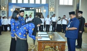 Wali Kota Jambi Maulana memimpin pengangkatan dan pengambilan sumpah PNS lingkup Kota Jambi