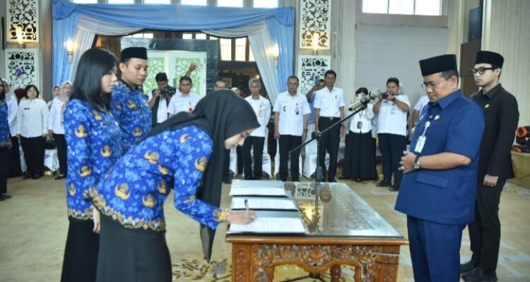 Wali Kota Jambi Maulana memimpin pengangkatan dan pengambilan sumpah PNS lingkup Kota Jambi