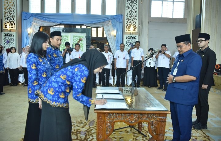 Wali Kota Jambi Maulana memimpin pengangkatan dan pengambilan sumpah PNS lingkup Kota Jambi
